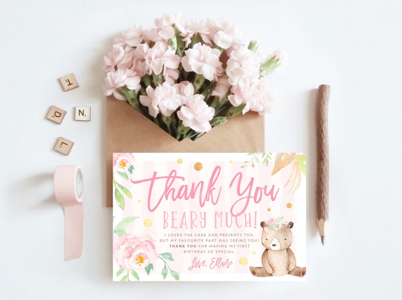 K&ouml;nnte beinhalten: Rosa und gr&uuml;ne Dankeskarte mit einem Aquarell-Blumenmuster und einem Comic-B&auml;ren, der eine Blumenkrone tr&auml;gt. Der Text auf der Karte lautet "Vielen Dank!" und enth&auml;lt eine Nachricht, die sich bei den G&auml;sten f&uuml;r die Teilnahme an einer Geburtstagsfeier bedankt.