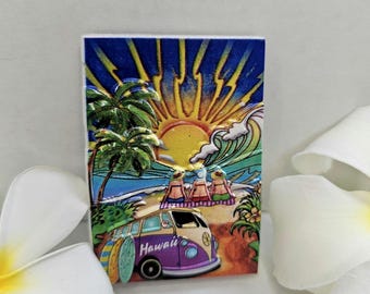 Imán de cerámica para nevera de Hawái/ Autobús de surf/ Tres mujeres en bikini en la playa/ 5 x 6,9 cm