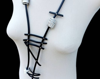 Long collier tendance en caoutchouc. Colliers Insolites Modernes Contemporains. Bijoux avant-gardistes pour femmes