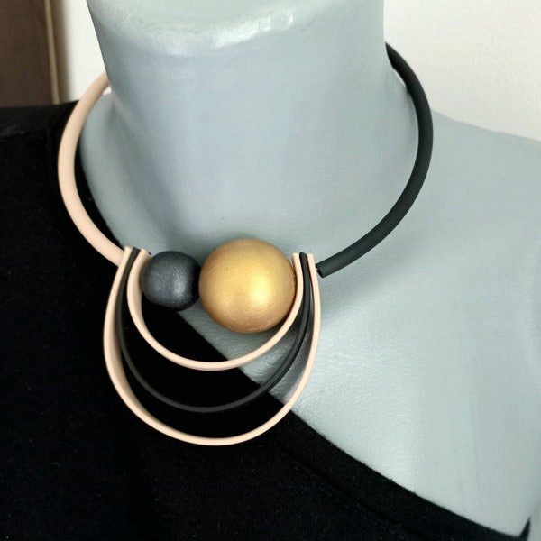 Collier tendance en caoutchouc. Collier ras de cou extraordinaire. Bijoux asymétriques inhabituels. Tour de cou contemporain