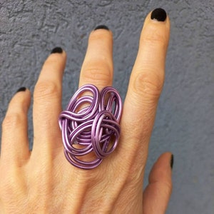 Paarse ring met draadgewikkelde aluminiumdraad: handgemaakte statement-sieraden