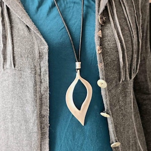 Lange zilveren ketting met hanger, moderne abstracte druppelvormige sieraden op verstelbare zwarte kaart, minimalistisch gedurfd modecadeau