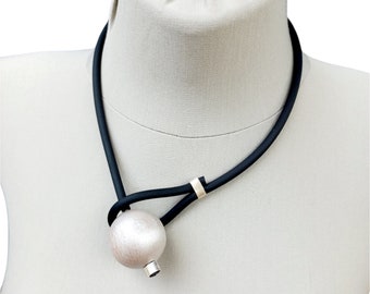 Zilveren hanger aan zwart rubberen koord, Lariat ketting, ongebruikelijke choker ketting. Avant-gardistische statement-sieraden, moderne nek Ru