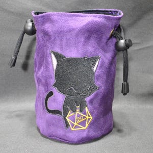 Borsa per dadi D20 con ricamo Black Cat - Pelle scamosciata viola