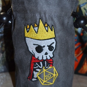Haftowana sakiewka na kości Lich King D20 – szary zamsz świecący w ciemności