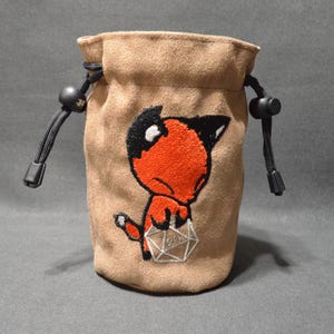 Handgefertigte Würfeltasche aus braunem Wildleder – Fuchsstickerei, D&D D20 TTRPG Accessoire by Uber Dungeon