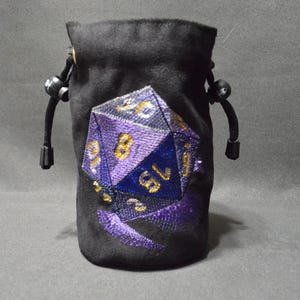 Borsa per dadi in pelle scamosciata fatta a mano - Ricamo D20 dettagliato, accessorio per D&D D20 TTRPG di Uber Dungeon
