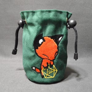 Bolsa de dados hecha a mano con bordado de zorro y ante verde. Accesorio para D&D D20 TTRPG. imagen 1