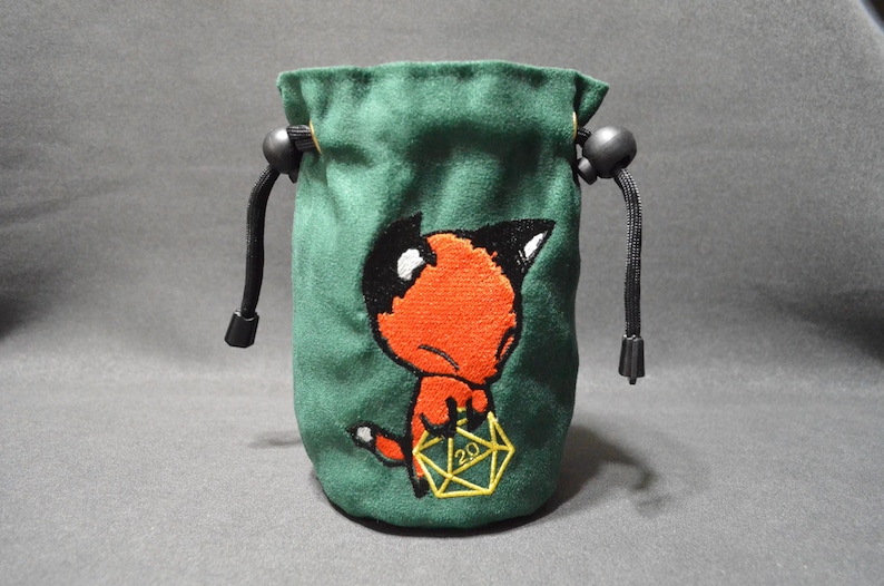 Bolsa de dados hecha a mano con bordado de zorro y ante verde. Accesorio para D&D D20 TTRPG. imagen 1