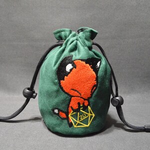 Bolsa de dados hecha a mano con bordado de zorro y ante verde. Accesorio para D&D D20 TTRPG. imagen 2