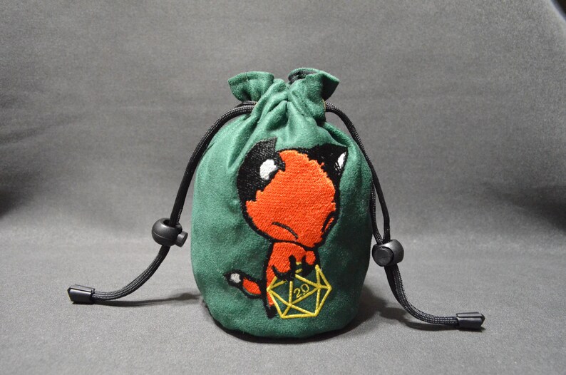 Bolsa de dados hecha a mano con bordado de zorro y ante verde. Accesorio para D&D D20 TTRPG. imagen 2