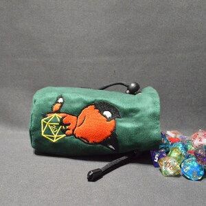 Bolsa de dados hecha a mano con bordado de zorro y ante verde. Accesorio para D&D D20 TTRPG. imagen 3