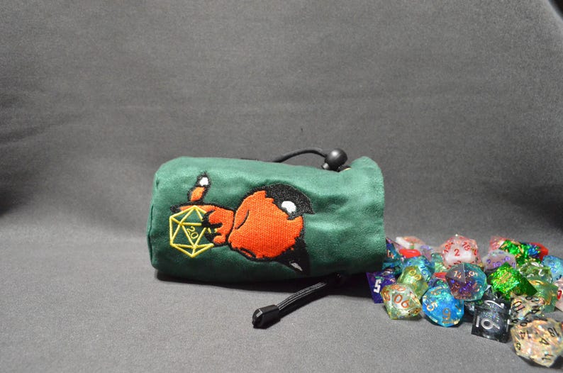 Bolsa de dados hecha a mano con bordado de zorro y ante verde. Accesorio para D&D D20 TTRPG. imagen 3