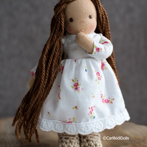 Miniatuur Waldorf-pop 6 inch, handgemaakte pop van biologisch katoen met jurken, zachte verzamelpop met bruin haar