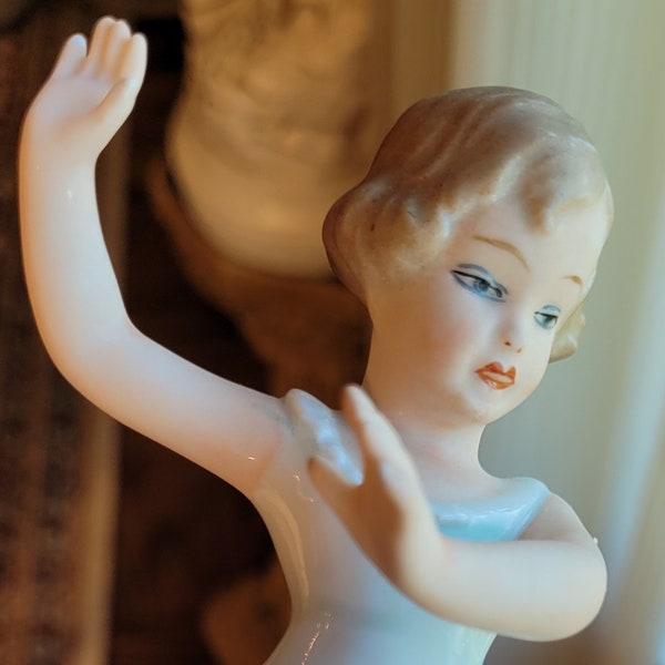 Beautiful Wallendorf Germany vintage Art Deco porcelain figurine 'Ballerina' #1534. Great find for a collector!
