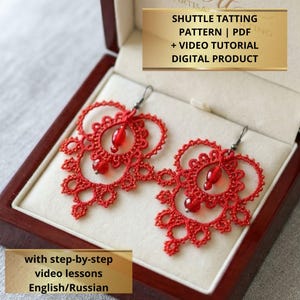 Può includere: Un paio di orecchini rossi realizzati a chiacchierino con intricati anelli di pizzo e perline rosse centrali. Il testo SHUTTLE TATTING PATTERN | PDF + VIDEO TUTORIAL DIGITAL PRODUCT e with step-by-step video lessons English/Russian è visibile.