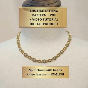 Può includere: Una collana dorata realizzata con la tecnica del chiacchierino, caratterizzata da un motivo ripetitivo di piccole perline bianche integrate nella catena. Il testo SHUTTLE TATTING PATTERN | PDF + VIDEO TUTORIAL DIGITAL PRODUCT e Split chain with beads video lessons in ENGLISH è visibile.