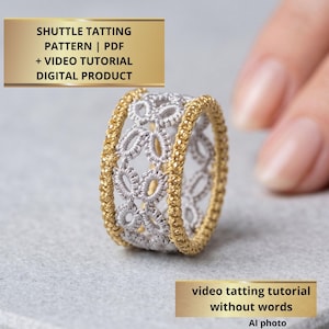Puede incluir: Un anillo con una banda central de hilo plateado en un delicado patrón floral de frivolité, bordeado por dos bandas doradas texturizadas. El texto dice: SHUTTLE TATTING PATTERN | PDF + VIDEO TUTORIAL DIGITAL PRODUCT y video tatting tutorial without words.