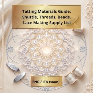 Op de afbeelding: Een gids voor frivolité-materialen met spoeltjes, draden en kralen voor kantklossen. De afbeelding toont een wit en goud kanten mandala, twee zilveren spoeltjes en twee klossen garen, met de tekst Tatting Materials Guide.