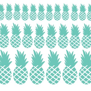 Peut inclure: Un ensemble de 30 autocollants en forme d'ananas bleu sarcelle. Les ananas sont disposés en trois rangées de dix.