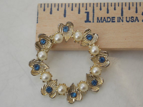 Vintage Goldtone Pearl & Blue Wreath Brooch - image 2