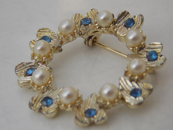 Vintage Goldtone Pearl & Blue Wreath Brooch - image 3