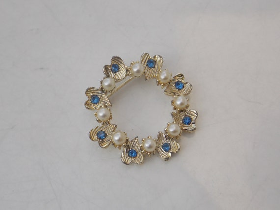 Vintage Goldtone Pearl & Blue Wreath Brooch - image 1