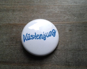 Küstenjung Button Segler Pin Sailor Norddeutsch Plattdeutsch Anstecker