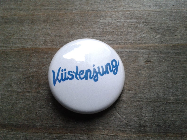 Küstenjung Button Segler Pin Sailor Norddeutsch Plattdeutsch Anstecker Bild 1