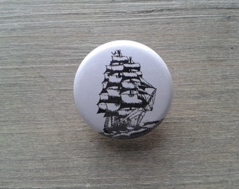 Piratenschiff groß Button Anstecker Pin schwarz weiß Segeln Segelschiff Seefahrt