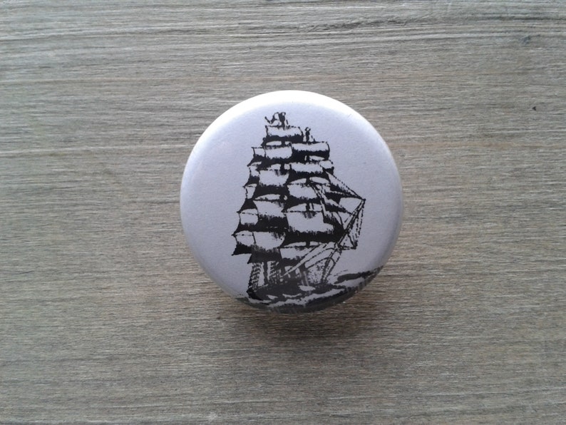 Piratenschiff groß Button Anstecker Pin schwarz weiß Segeln Segelschiff Seefahrt Bild 1