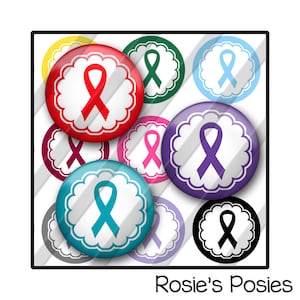 Peut inclure: Ensemble de dix boutons ronds de 2,5 cm de diamètre avec un fond blanc et des bords festonnés. Chaque bouton présente un ruban de couleur différente au centre. Les rubans sont rouge, rose, bleu, turquoise, violet, noir et vert. Les boutons sont disposés en cercle avec le texte "Rosie's Posies" en bas.