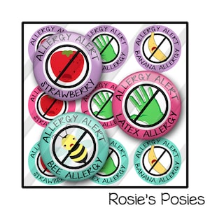 Può includere: Nove pulsanti rotondi di allerta allergica con vari allergeni, tra cui fragole, banane, api e lattice. Ogni pulsante ha una barra rossa che attraversa l'immagine dell'allergene. Il testo sui pulsanti recita "Allergia Alert" e il nome dell'allergene.