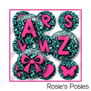 Peut inclure: Ensemble de 10 embellissements ronds en papier pour scrapbooking de 2,5 cm de diamètre. Les embellissements présentent un fond imprimé léopard bleu sarcelle et noir avec des lettres roses, un nœud rose, un cœur rose et un papillon rose.