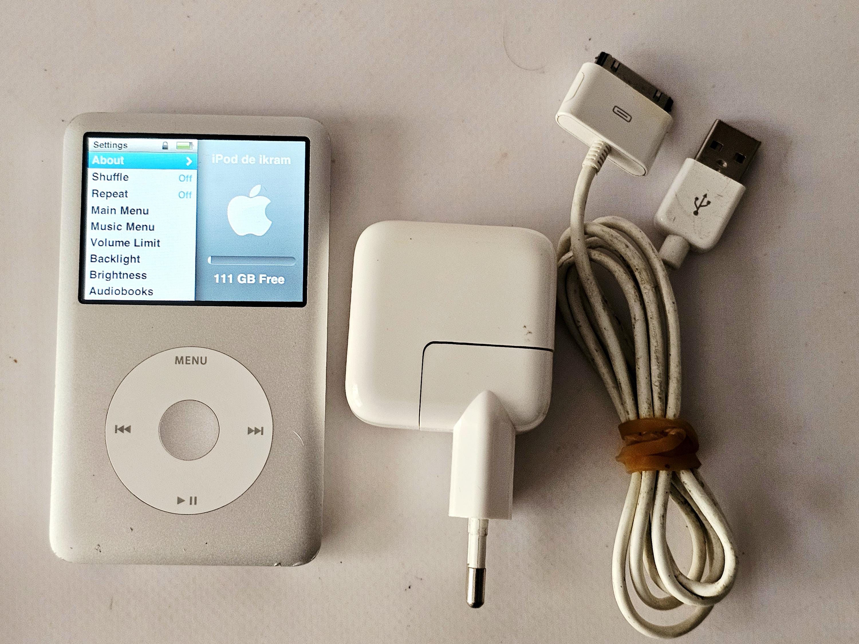 iPod Classic 120GB シルバー USBケーブル付き A1238 iPod Classic 120GB A1238｜トレファクONLINE