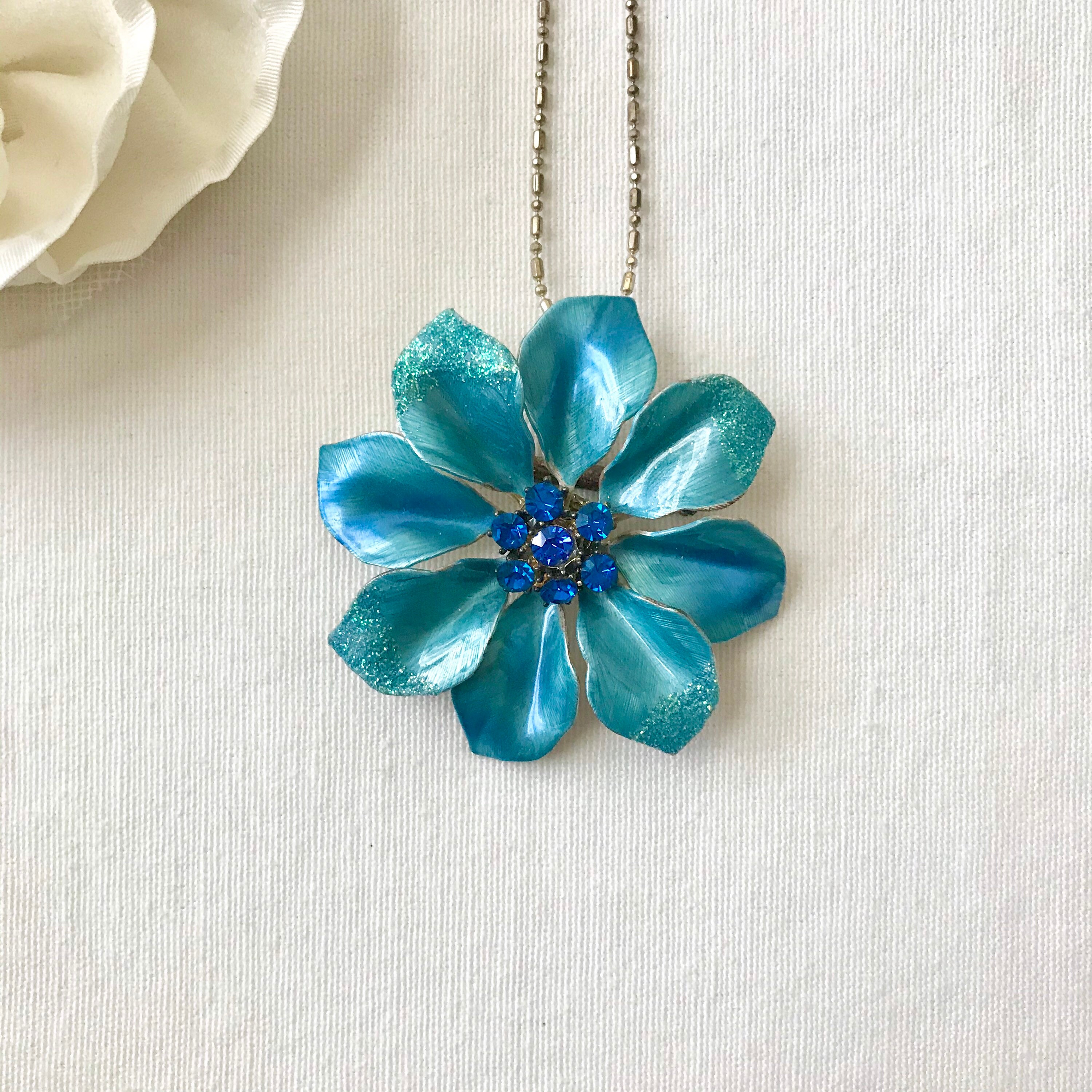 ネックレス・ペンダント Blue Enamel Flower Necklace Gucci Blue Enamel Flower Necklace - Runway Catalog