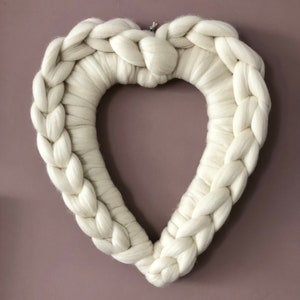 12 Chunky knitted Merino Heart Wreath Bild 1