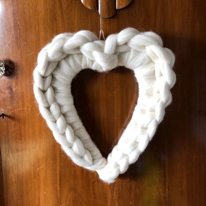 12 Chunky knitted Merino Heart Wreath Bild 5