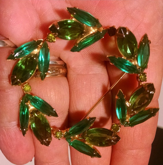1950s Vintage CIRCLE BROOCH Emerald Green & Clear Rhinestone