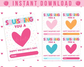 Op de afbeelding: Valentijnsdagkaarten met een hartontwerp. De kaarten hebben de tekst "SQUISHING YOU A" in kleurrijke letters. Elke kaart heeft een hart in een andere kleur: roze, oranje, blauw en nog een roze hart. De kaarten zeggen ook "HAPPY VALENTINE'S DAY!" en "FROM:"