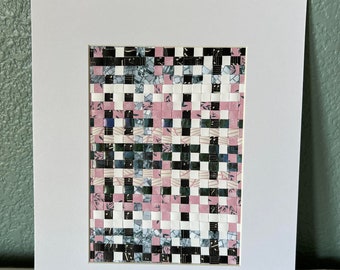 Tissage de papier rose, noir et blanc, tissage de papier, oeuvre d'art originale, 5 x 7 pouces, fait main