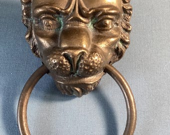 Aldrava de porta de leão de bronze antigo