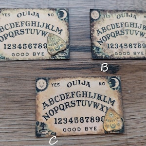 Planche Ouija miniature faite main pour poupées à l&#39;échelle 1:6 - Parfaite pour Halloween et décoration de maison de poupée effrayante