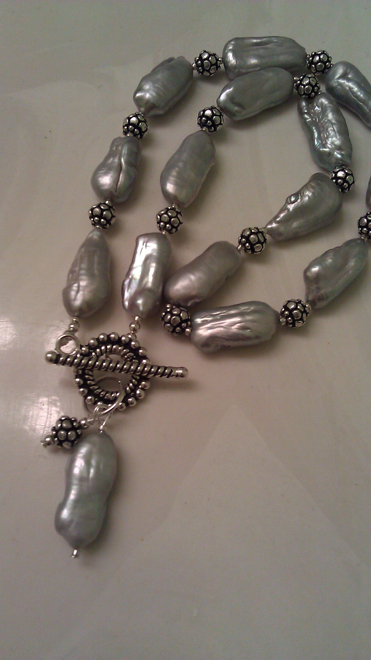 Collana lunga bianca con perle bianche, trasparenti e a forma di co Collana lunga bianca con perle bianche, trasparenti e a forma di co