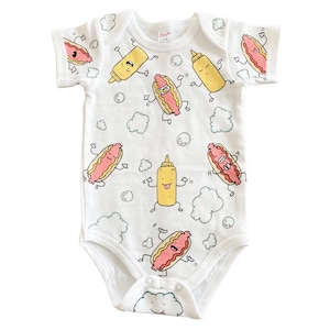 Body une pièce à motif hot-dog et moutarde Baby-Q, robe layette ou couverture pour bébé | Peint à la main
