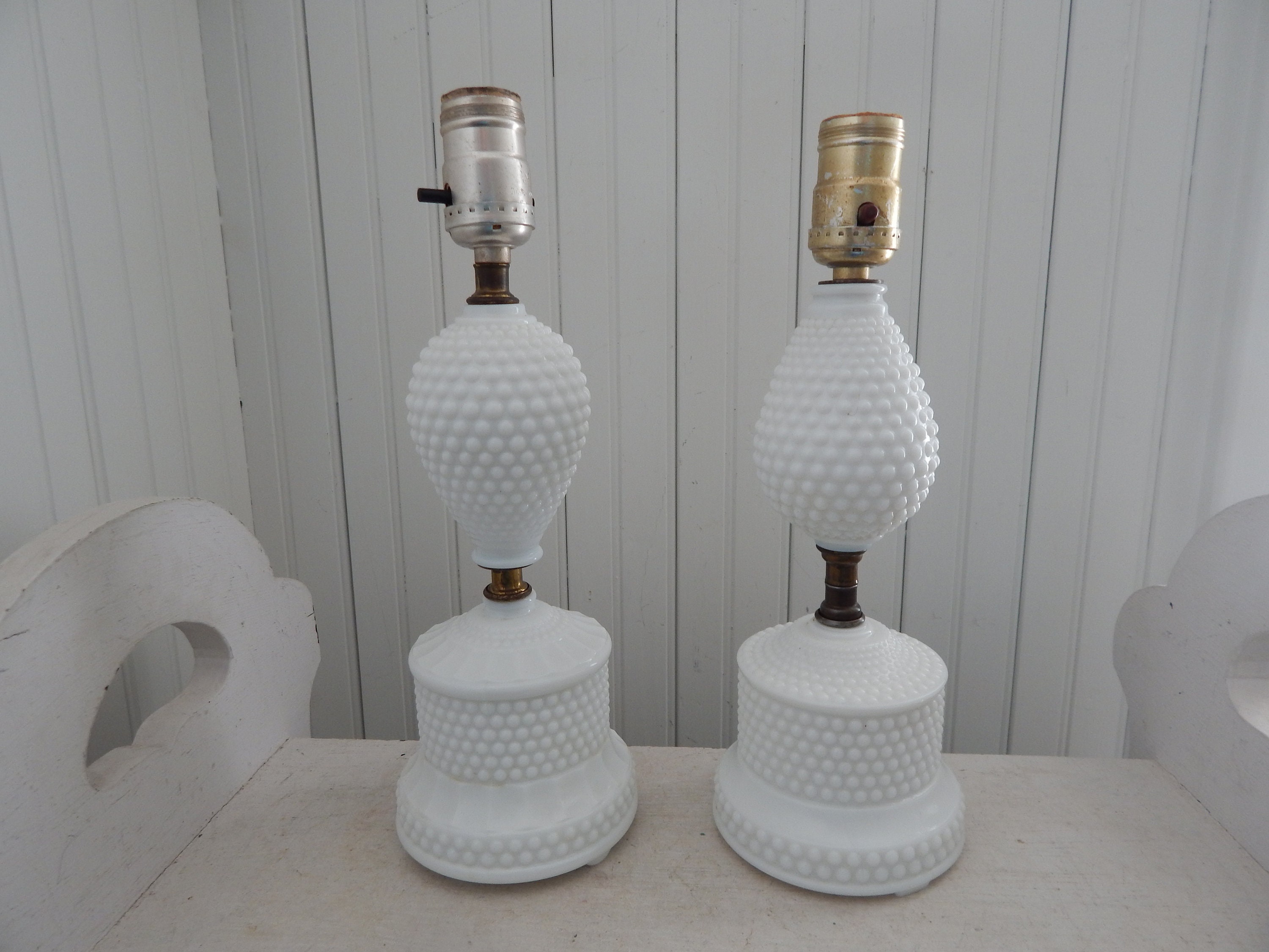 1960s Table Accent Lamp Vintage Milk Glass Boudoir Bedroom Nursery Lamp Milk Glass Lamp wSilver Metal Fittings Little Girl/'s Bedroom
