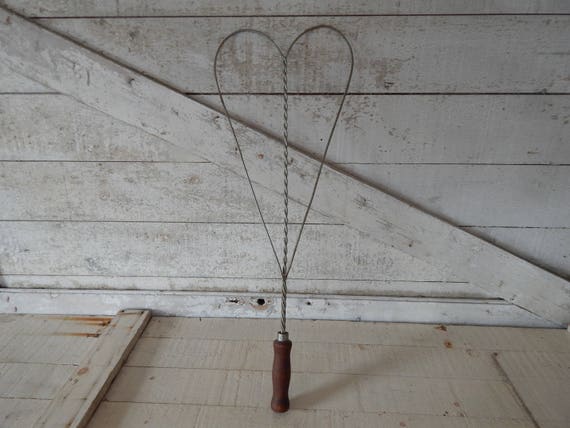 Twisted Wire Heart Shaped Rug Beater Wooden Handled Wire Rug Beater Vintage  Laundry Room Decor Antique Wire Rug Beater W / Wood Handle 