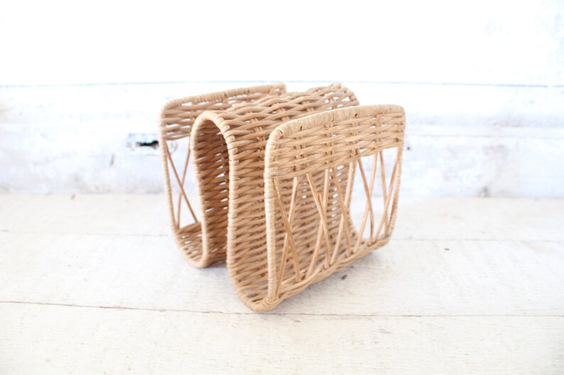 Vintage 1970s Wicker Napkin Holder / Letter or Mail Holder Mid Century Wicker Desk Accessory Boho Kitchen / Dinette Wicker Napkin Holder image 7