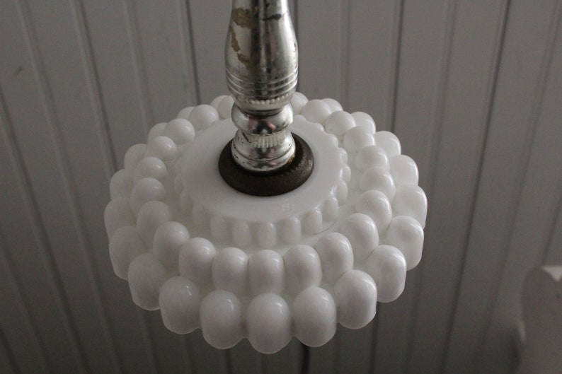 1960s Table Accent Lamp Vintage Milk Glass Boudoir Bedroom Nursery Lamp Milk Glass Lamp wSilver Metal Fittings Little Girl/'s Bedroom
