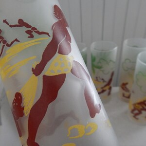 K&ouml;nnte beinhalten: Satz von sechs gefrosteten Gl&auml;sern mit Vintage-Design. Die Gl&auml;ser zeigen eine braune Silhouette einer Person in einem gelben Badeanzug, umgeben von gelben und wei&szlig;en abstrakten Formen.